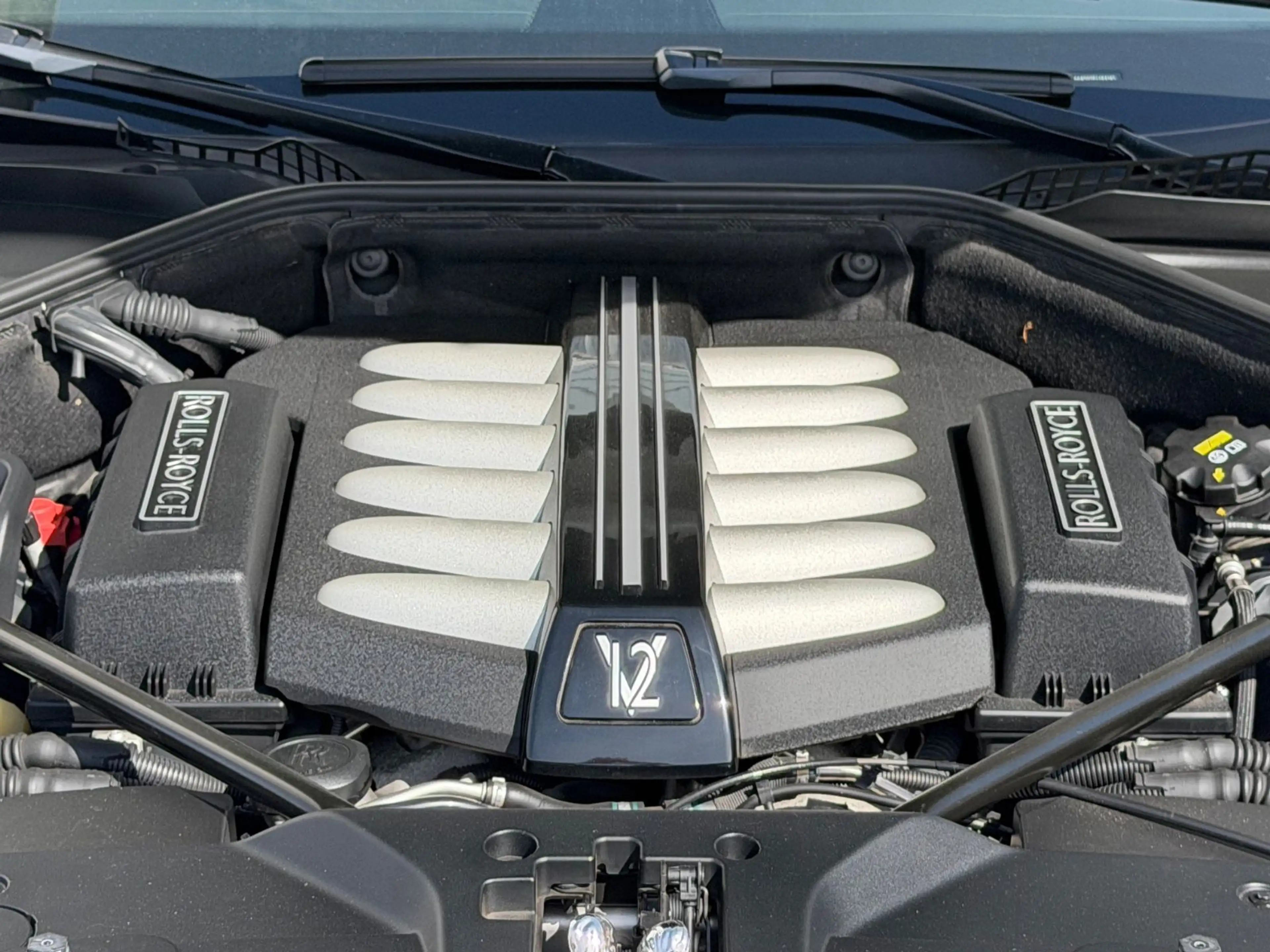 Rolls-Royce Ghost Series II V12 — photo 12