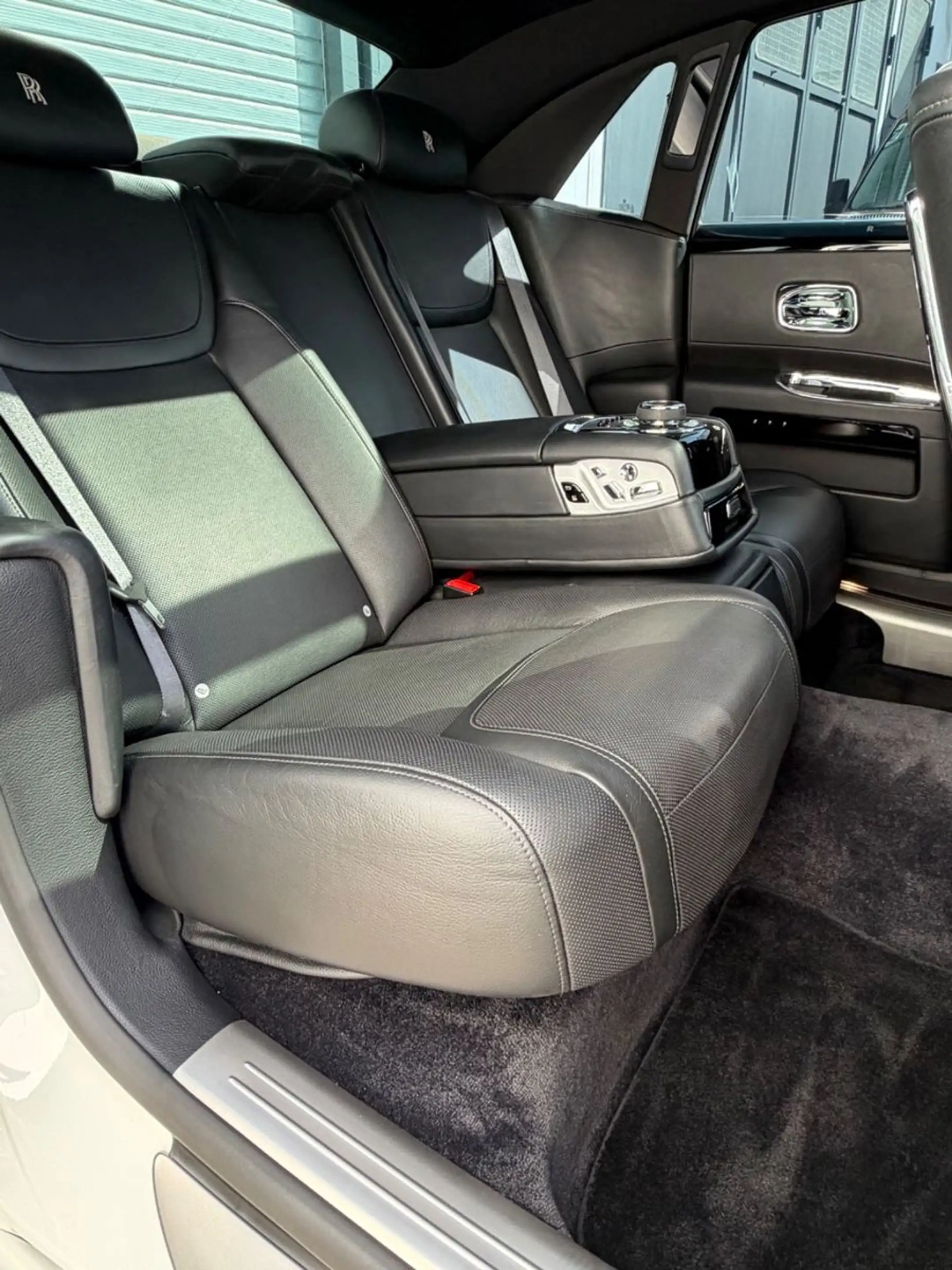 Rolls-Royce Ghost Series II V12 — photo 40