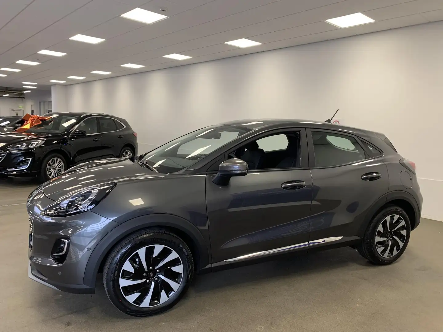 Ford Puma 1.0 EcoBoost Hybrid Titanium | Automaat | Achterui Grijs - 2