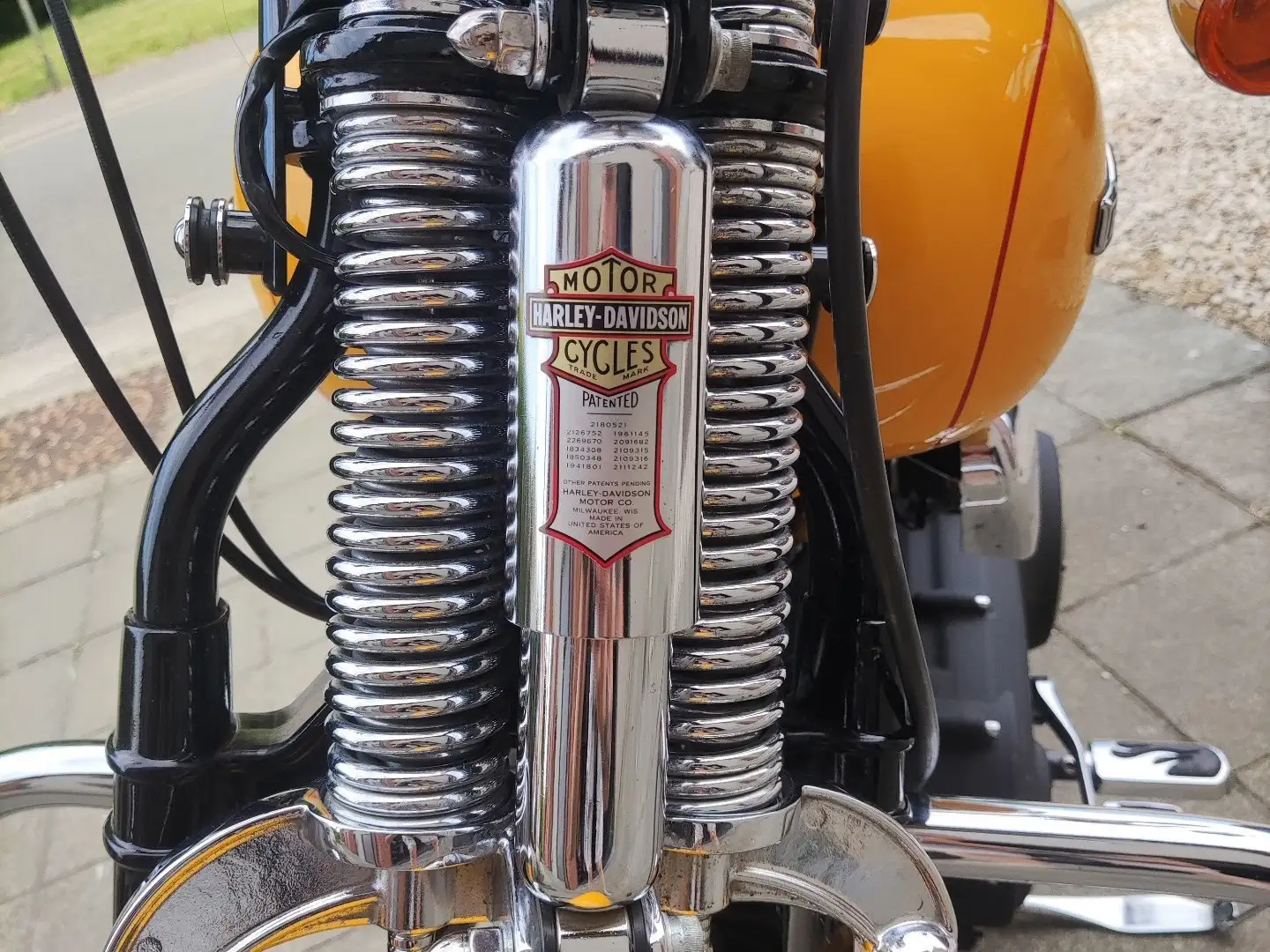 Harley-Davidson Dyna Street Bob žuta - 2