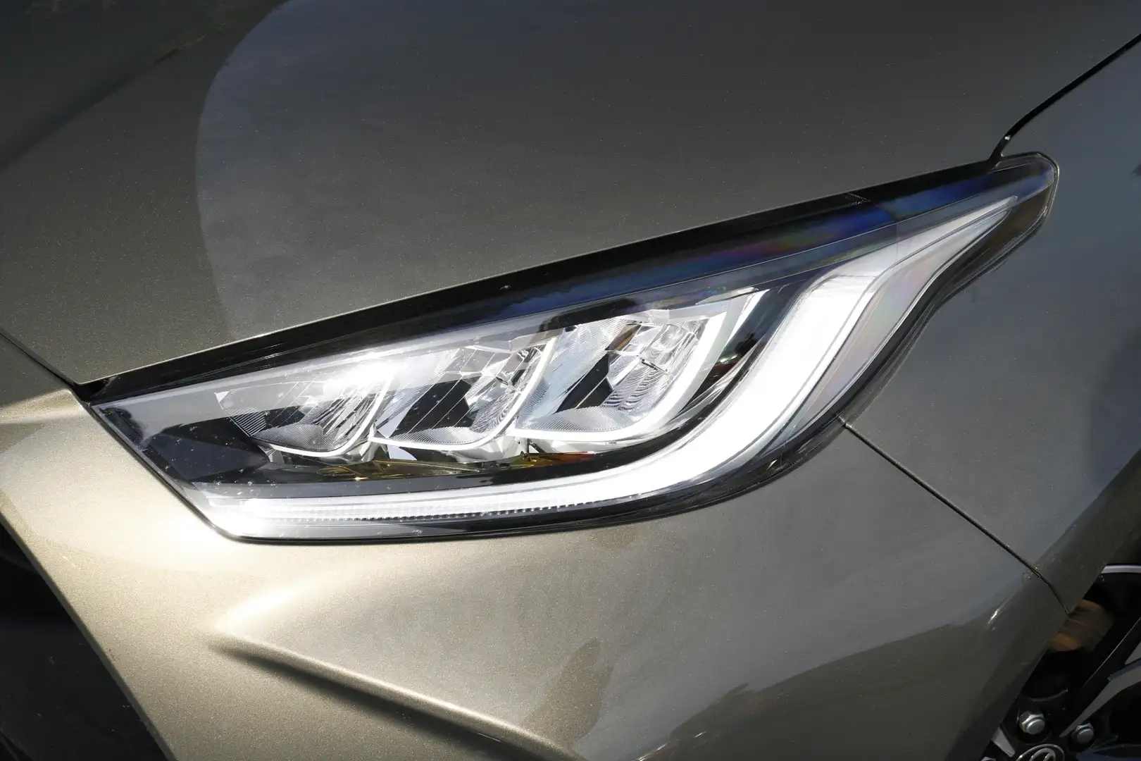 Toyota Yaris 1.5 Hybrid 115 First Edition Seppie 18-11 T/M Groen - 2