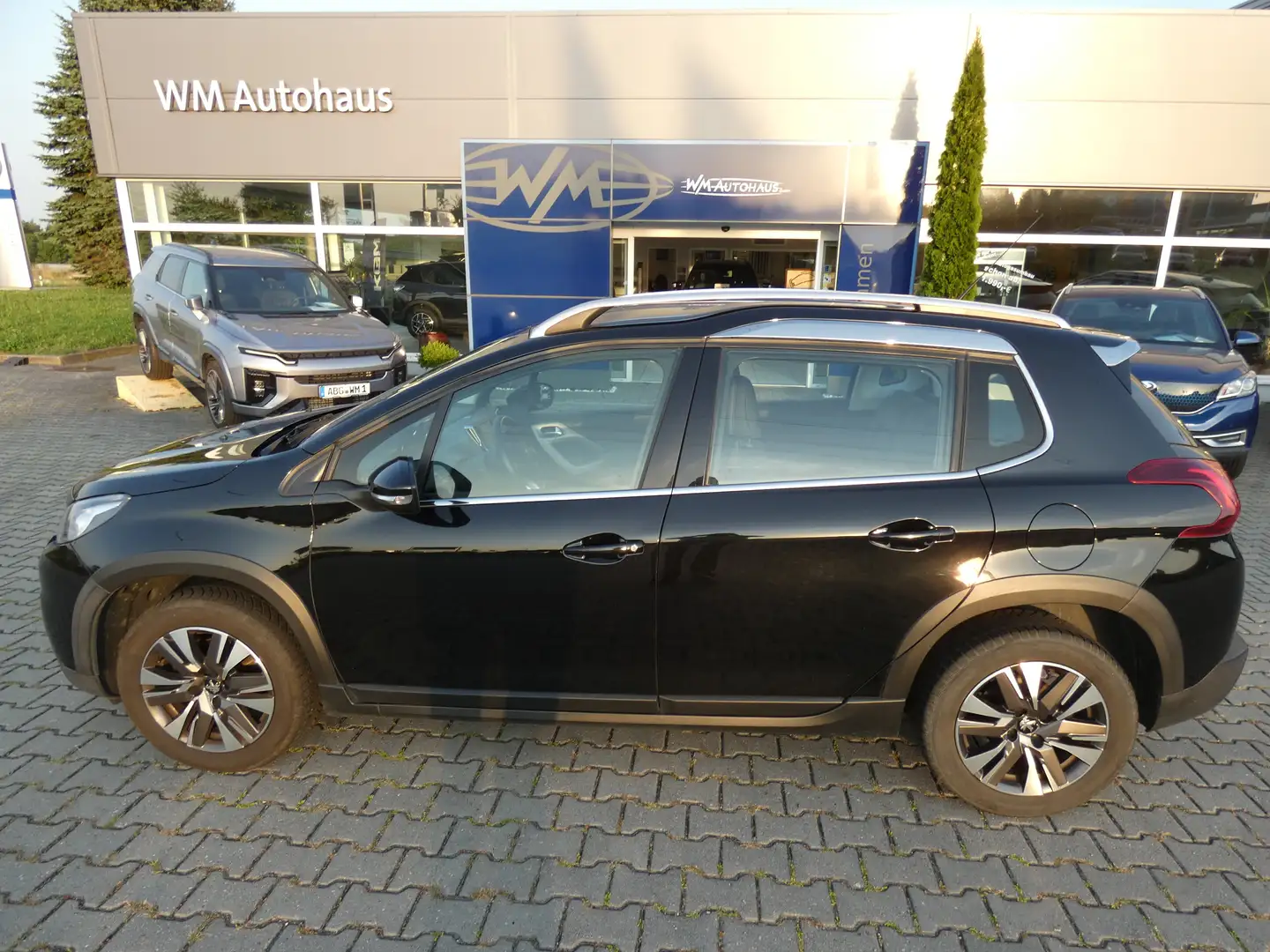Peugeot 2008 PureTech 1,2 Allure Automatik, Start/Stop, PDC,TOP Schwarz - 2