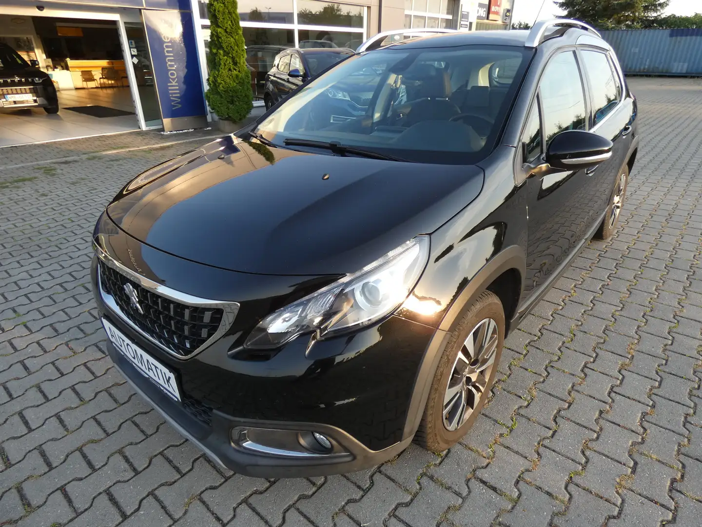 Peugeot 2008 PureTech 1,2 Allure Automatik, Start/Stop, PDC,TOP Schwarz - 1