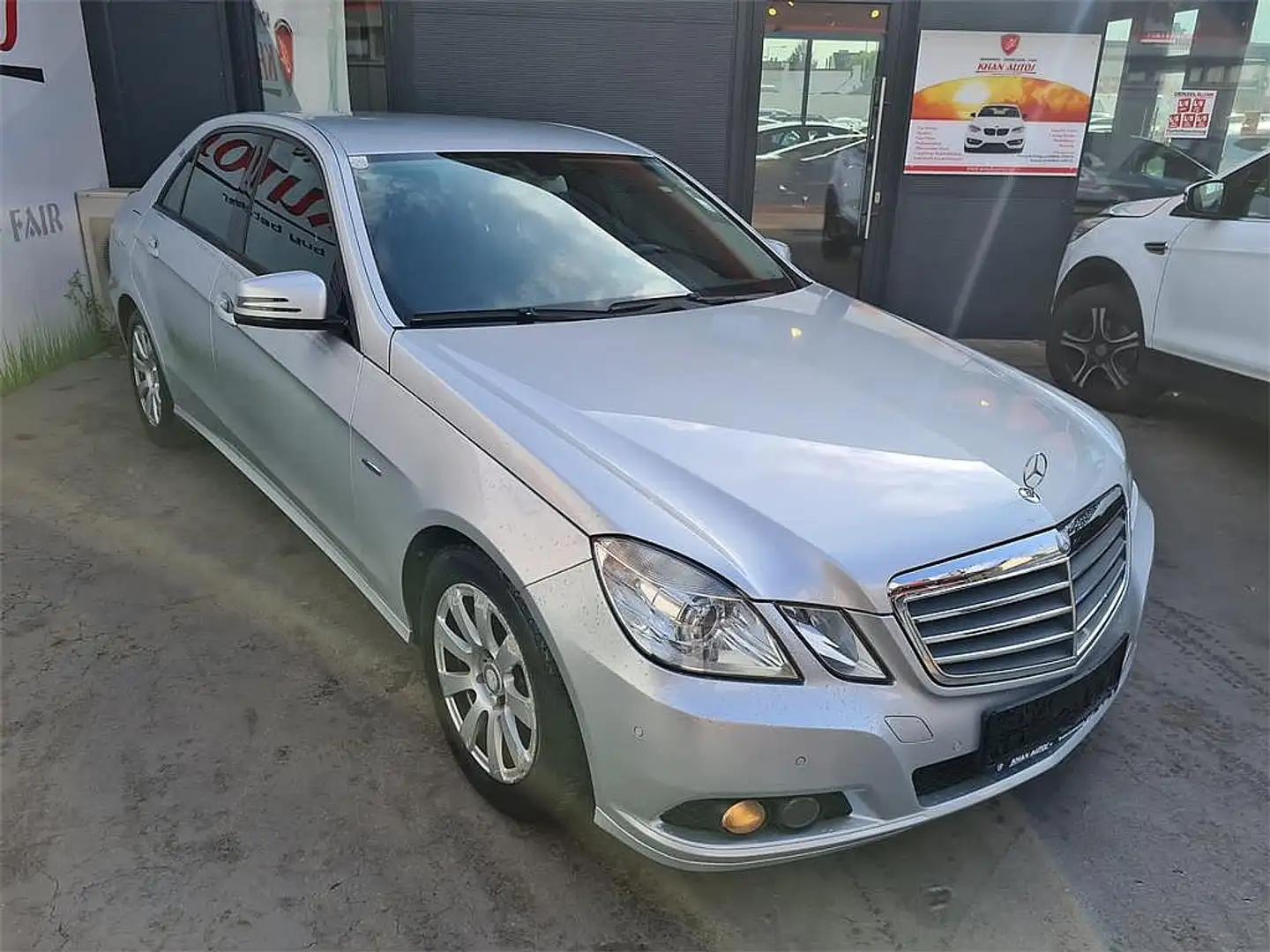 Mercedes-Benz E 200 Elegance CDI Aut. *Navi*Bluetooth*PDC* Argent - 2