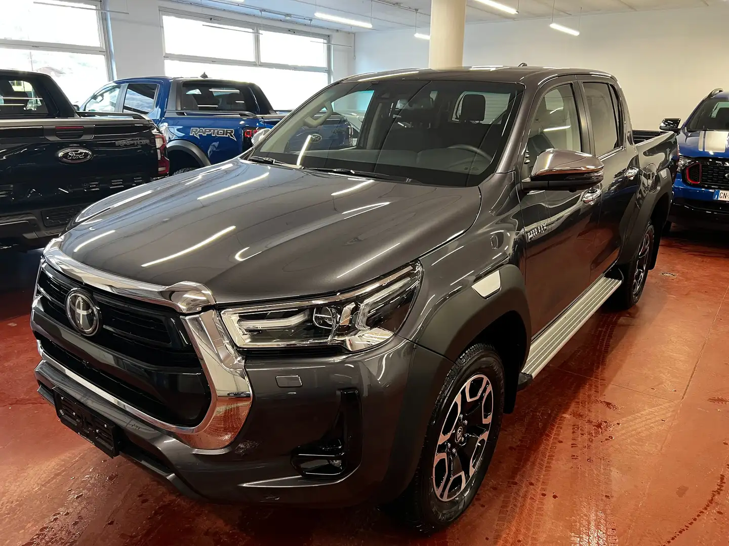 Toyota Hilux 2.8 d DC MY25 48V 4wd auto Executive FULL OPTIONAL Gris - 2
