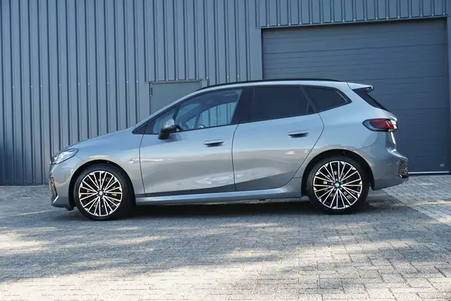 BMW 2 Series view 4