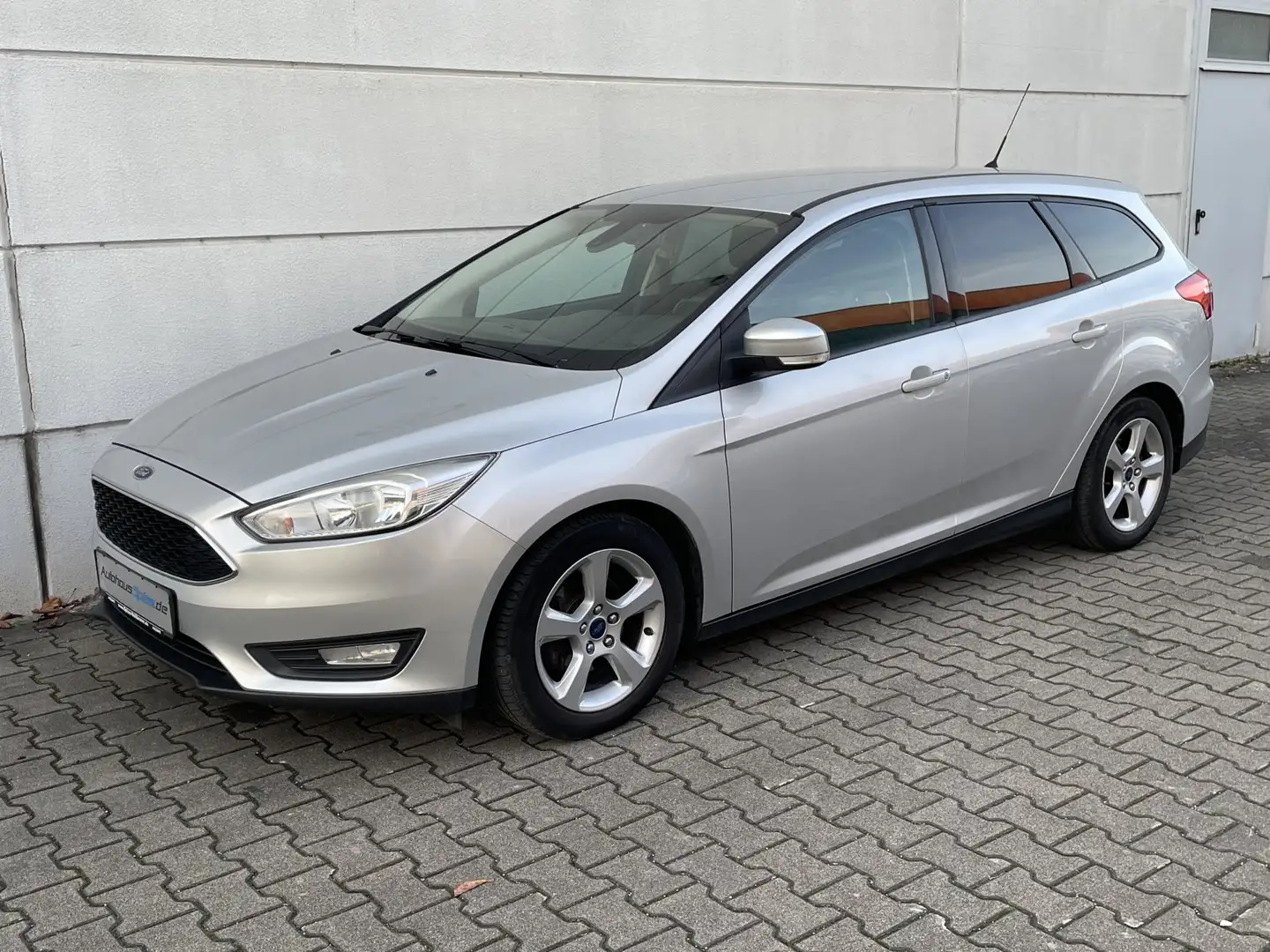 Ford Focus Turnier 1.5 TDCi  Business AHK Nav Tmat Silber - 2