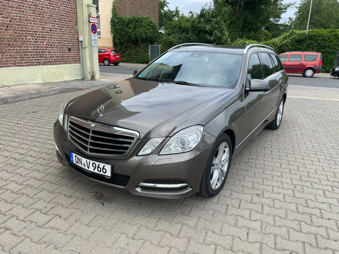 Mercedes-Benz E 250 E 250 CDI BlueEfficiency Navi, PDC Grau - 1