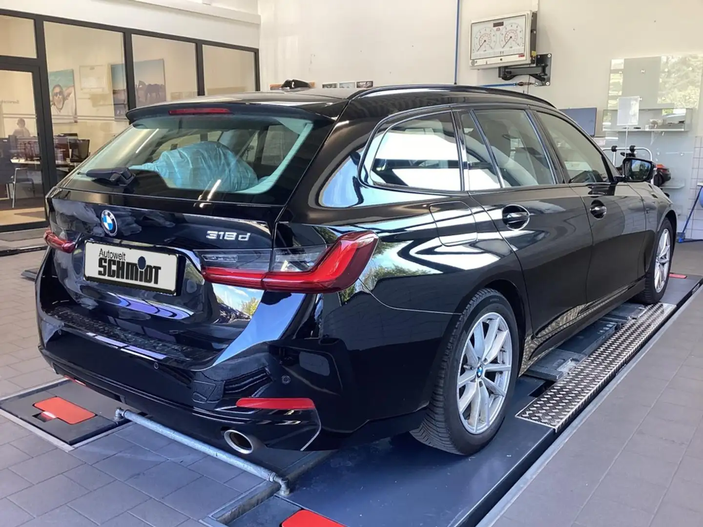 BMW 318 d Touring + 1.HAND Schwarz - 2