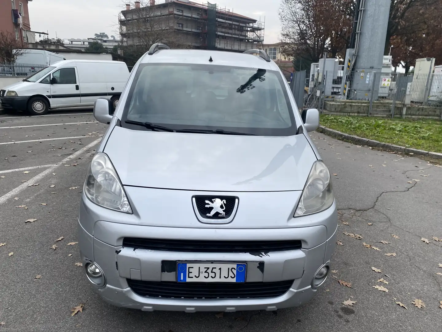 Peugeot Partner Tepee 1.6 hdi Outdoor 92cv E5 NEOPATENTATI Silber - 2
