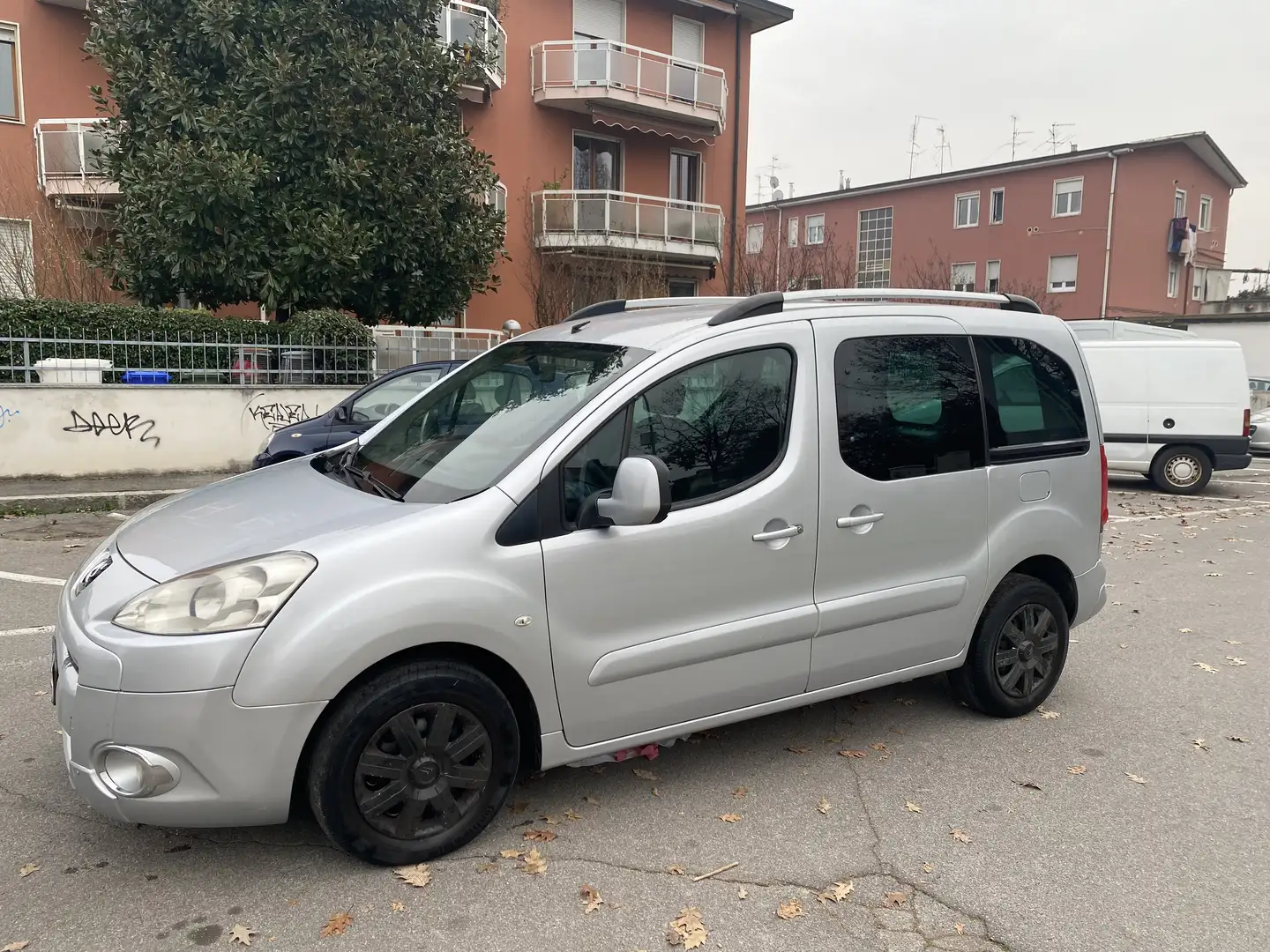 Peugeot Partner Tepee 1.6 hdi Outdoor 92cv E5 NEOPATENTATI Silber - 1