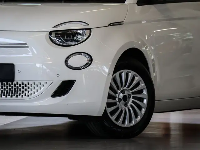 Fiat 500e view 5