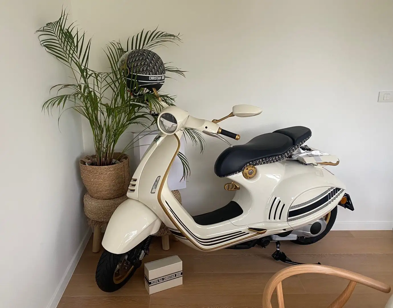 Vespa 946 Christian Dior - Limited Edition Wit - 2