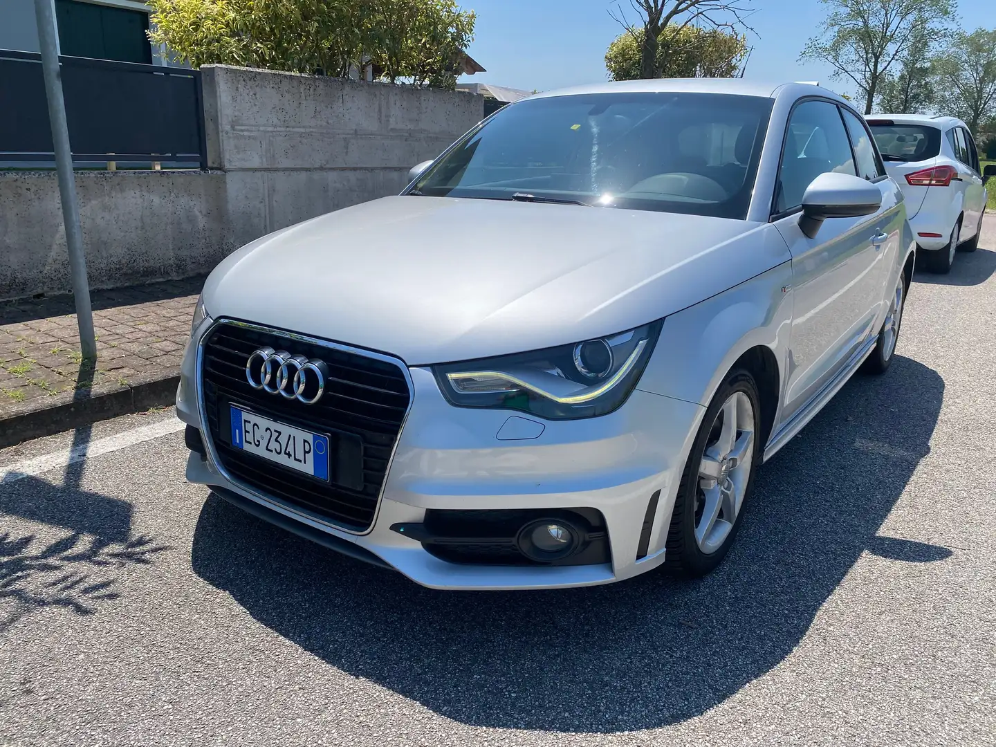 Audi A1 A1 I 2010 3p 1.6 tdi Attraction 105cv Argento - 2