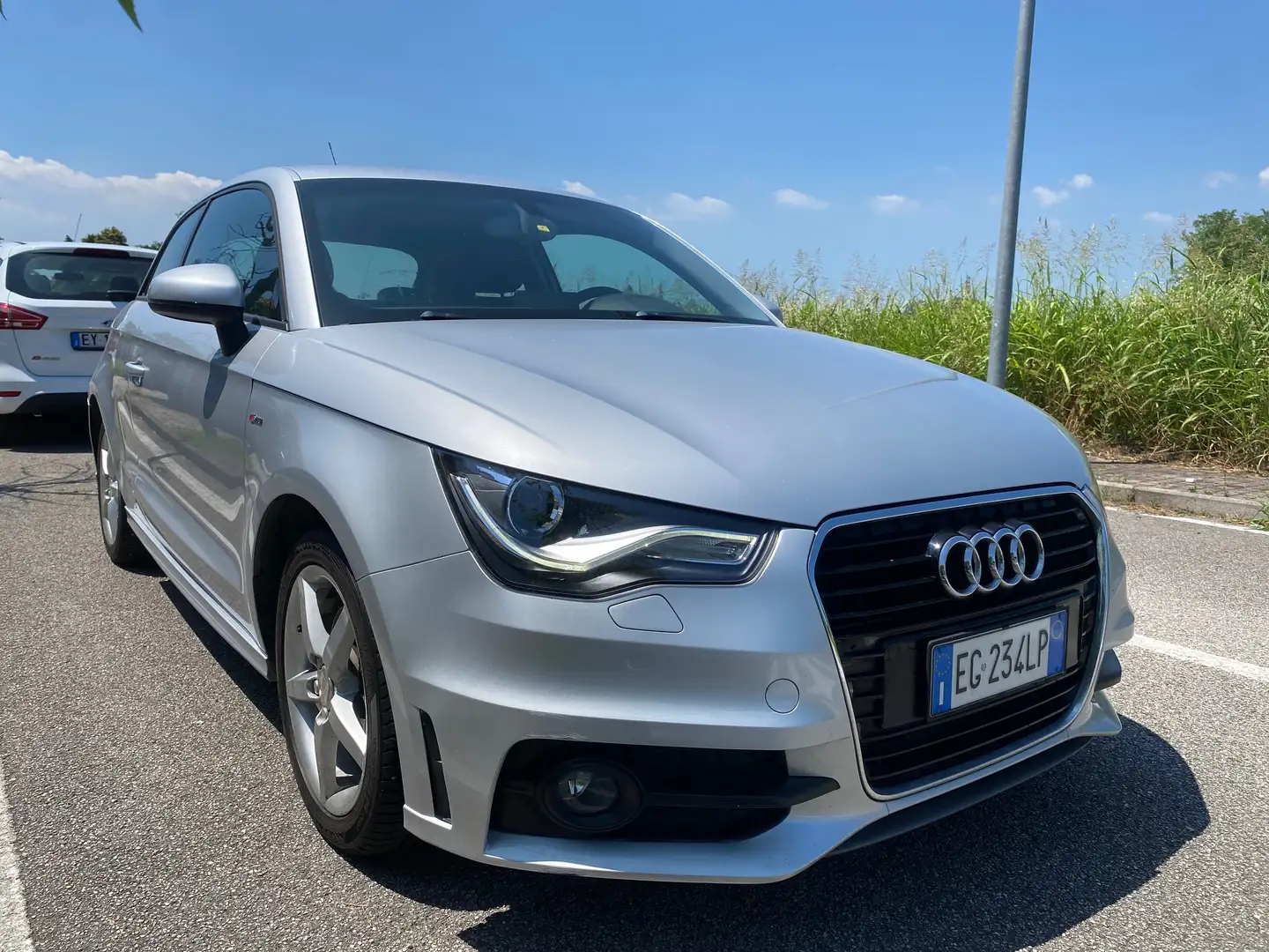 Audi A1 A1 I 2010 3p 1.6 tdi Attraction 105cv Argento - 1