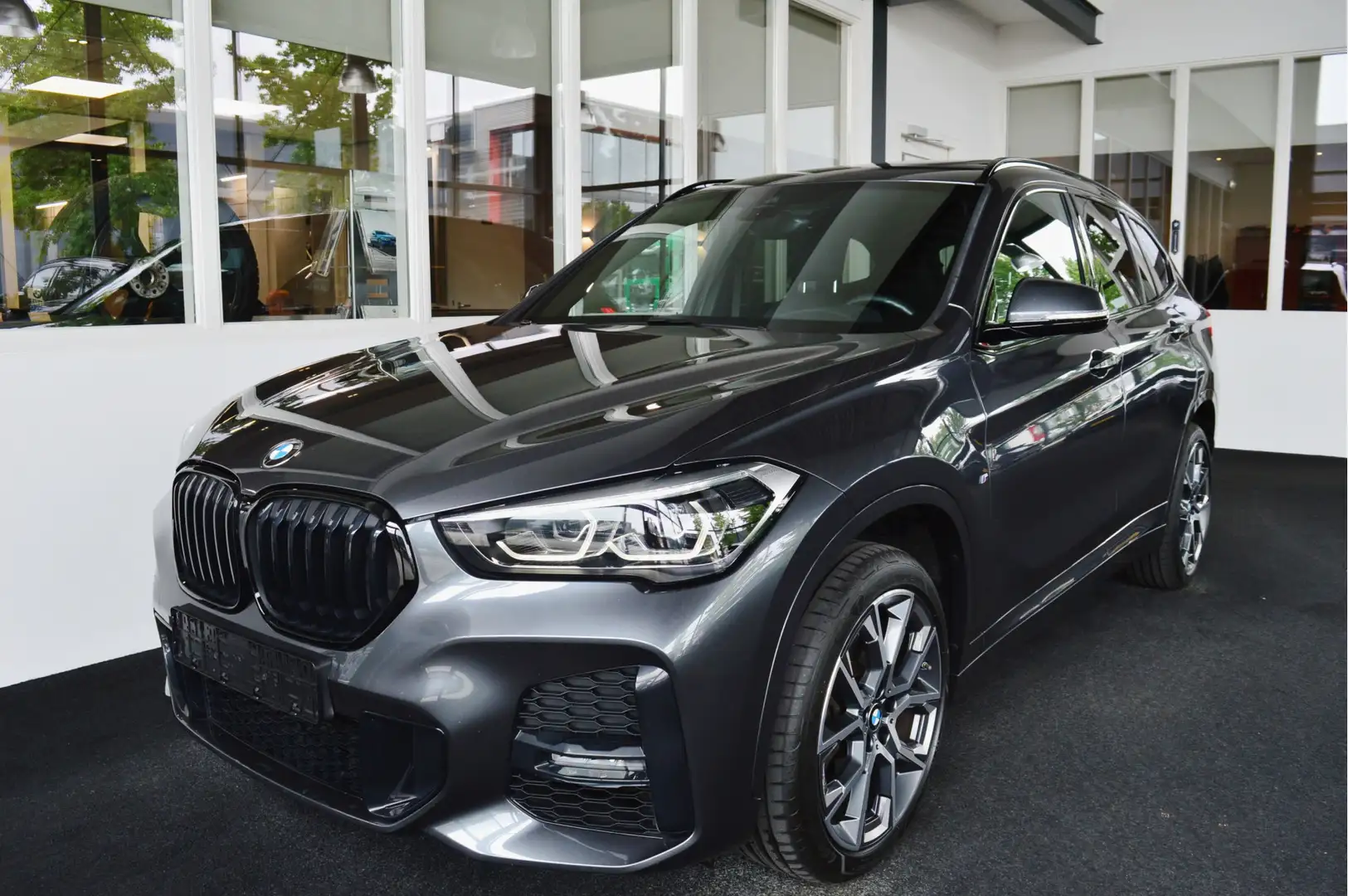 BMW X1 sDrive20i M-Sportedition | Panorama | Trekhaak Grijs - 2