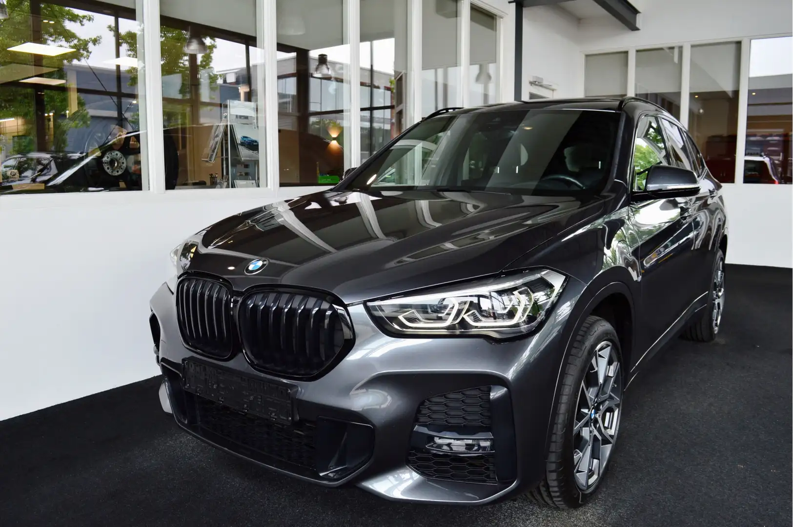 BMW X1 sDrive20i M-Sportedition | Panorama | Trekhaak Grijs - 1