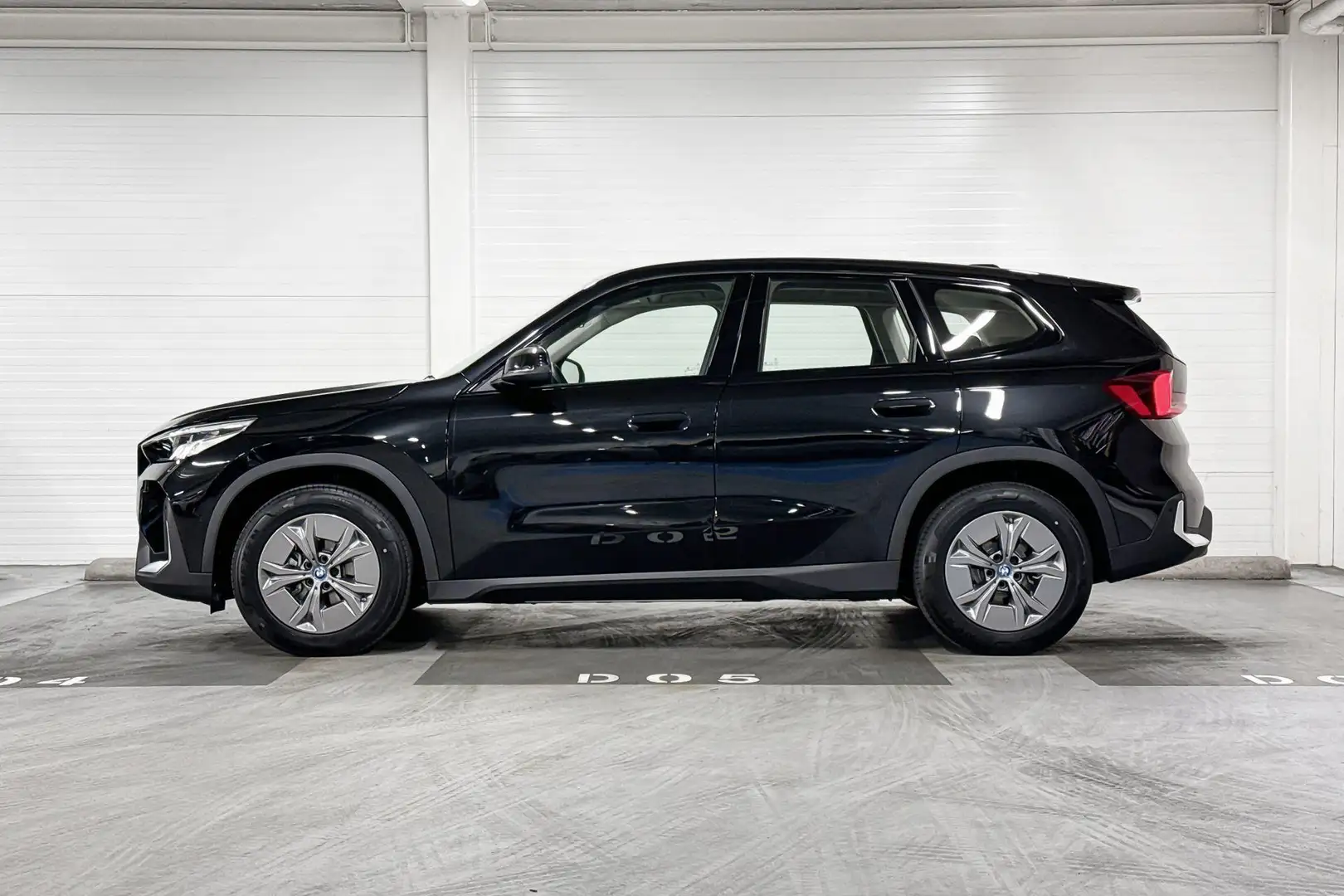 BMW iX1 eDrive20 | Essential Edition | Parking Assistant | Zwart - 2