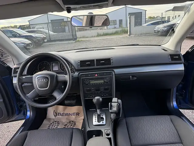 Audi A4 Avant view 11
