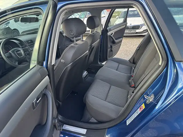 Audi A4 Avant view 15