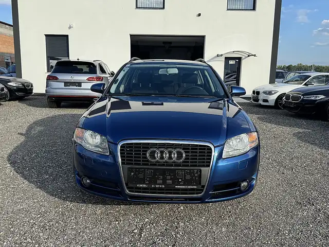 Audi A4 Avant view 3