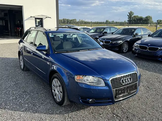 Audi A4 Avant view 4
