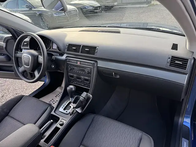 Audi A4 Avant view 12