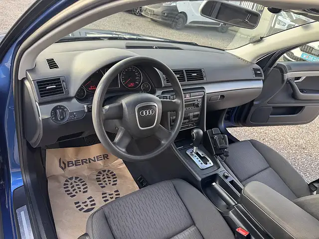 Audi A4 Avant view 10