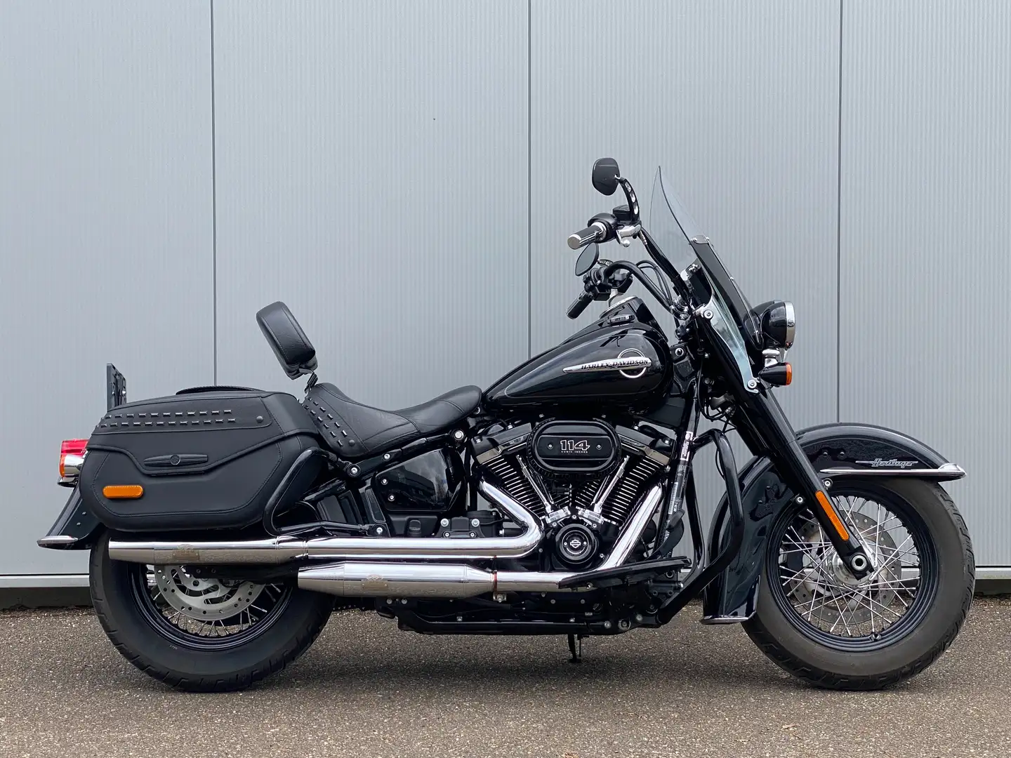Harley-Davidson Heritage Softail Classic 114 / Jekill & Hyde uitlaten / Topstaat Zwart - 1