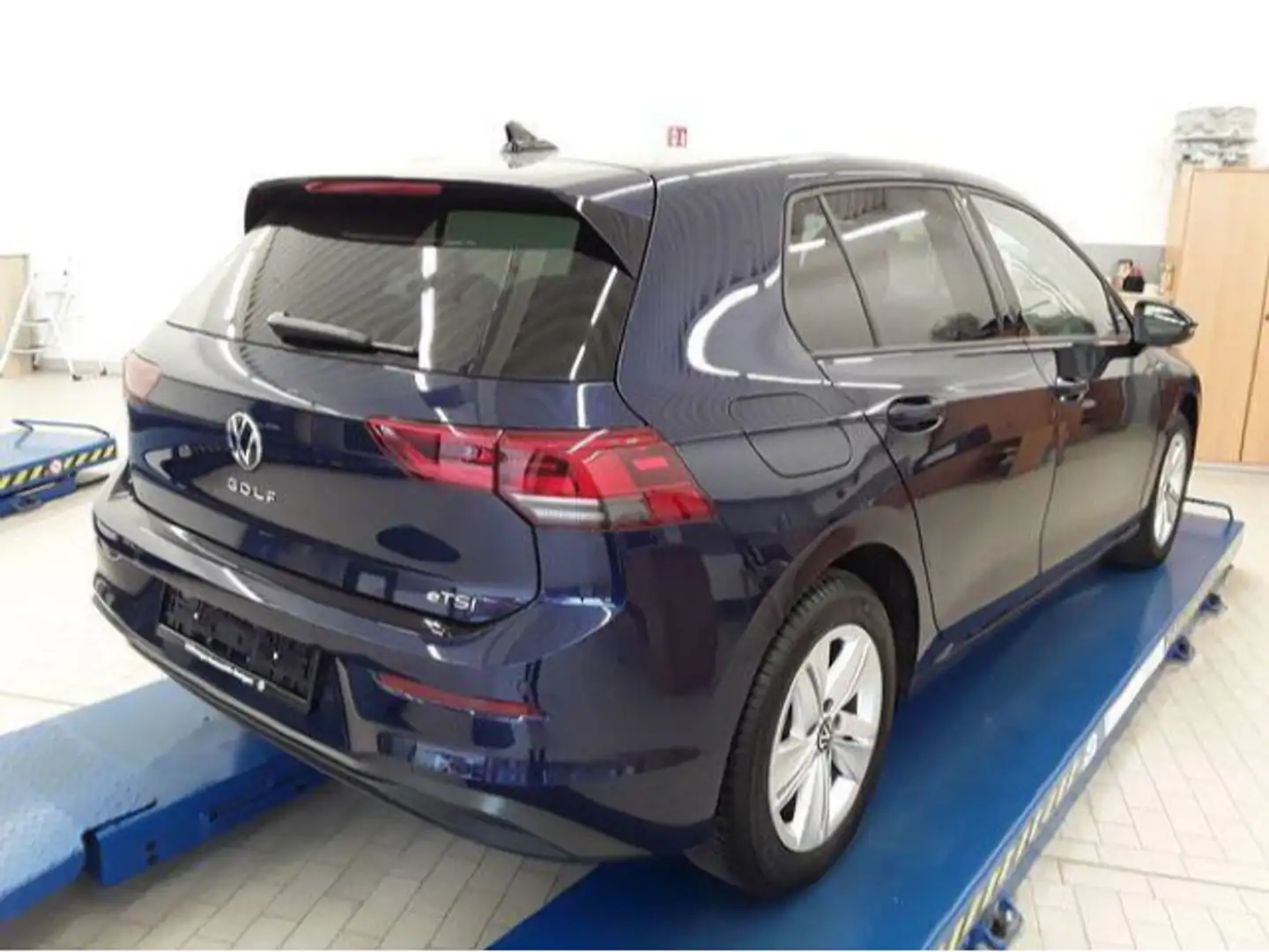 Volkswagen Golf VIII 1.5 eTSI DSG Life Navi Pano ACC LaneAs Blau - 2
