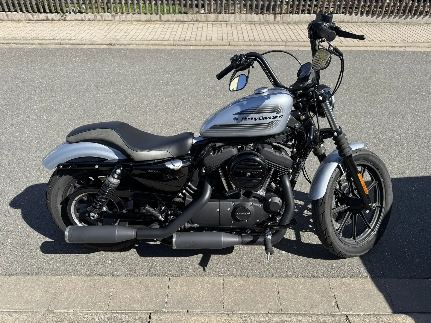 Harley-Davidson Iron 1200 Argent - 1