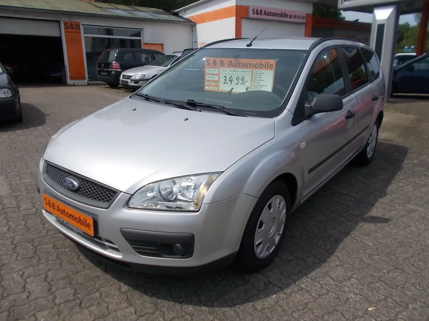 Ford Focus Turnier Trend TÜV NEU Zilver - 1