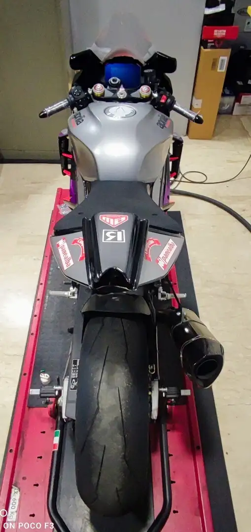 Aprilia RSV4 1100 Plateado - 2