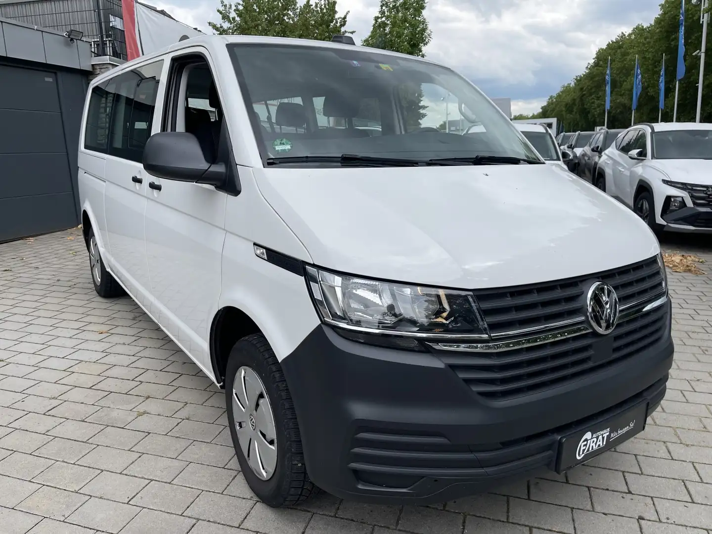 Volkswagen T6 Transporter Kombi / Langer Radstand/8Sitzer Weiß - 1