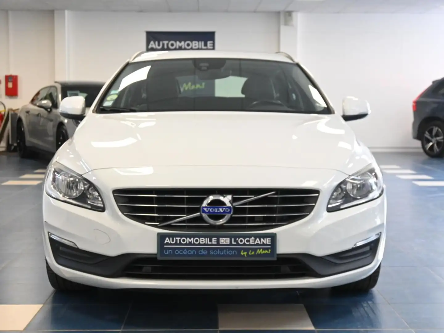 Volvo V60 BUSINESS D2 120 ch Stop&Start Geartronic 6 Momentu Blanc - 2