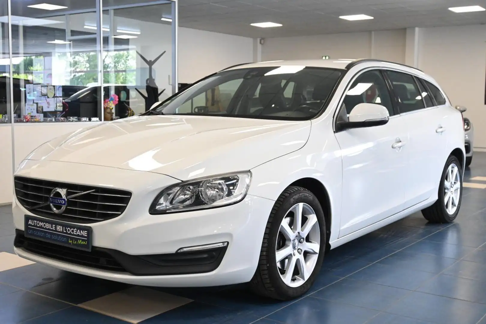 Volvo V60 BUSINESS D2 120 ch Stop&Start Geartronic 6 Momentu Blanc - 1