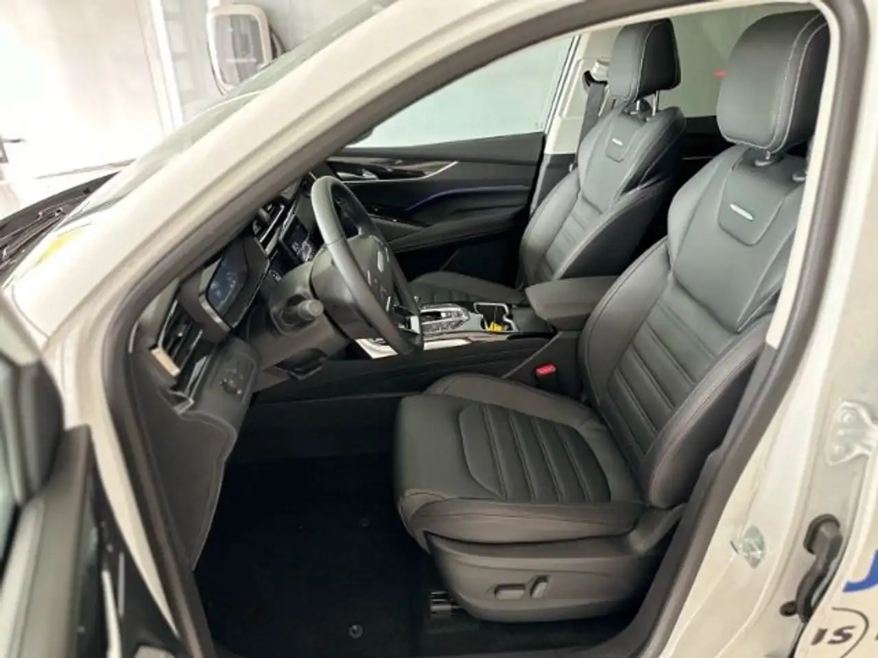 Maxus Euniq 6 Keyless 360-Grad Leder Pano ACC el.Sitze 8