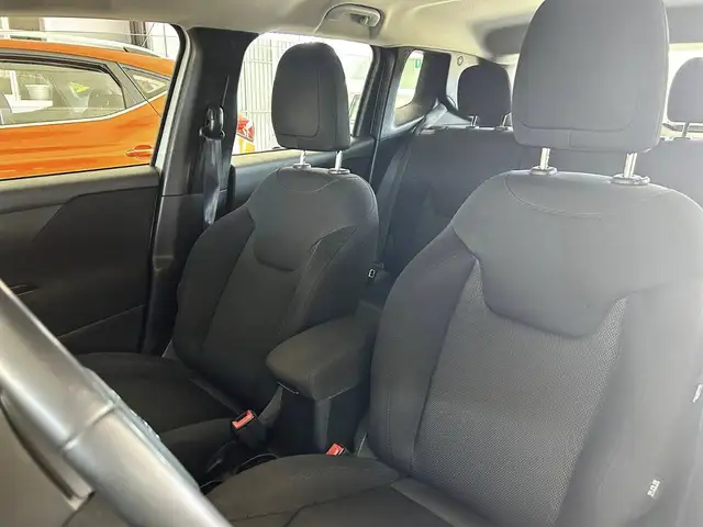 Jeep Renegade view 8