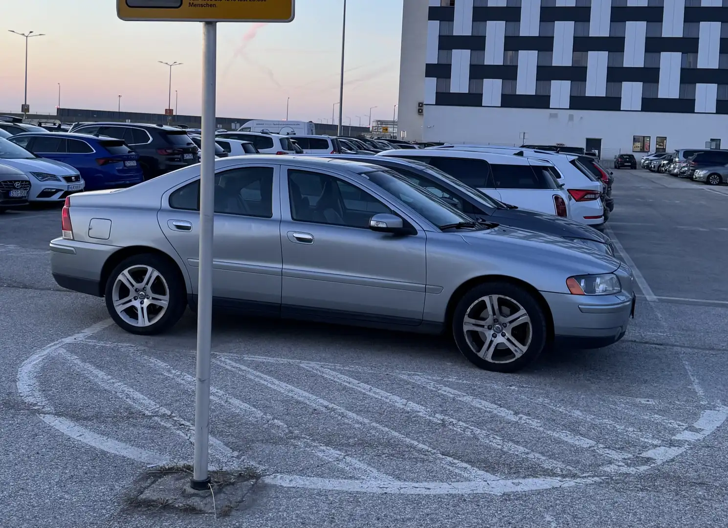 Volvo S60 2,4 Kinetic Aut. - 1