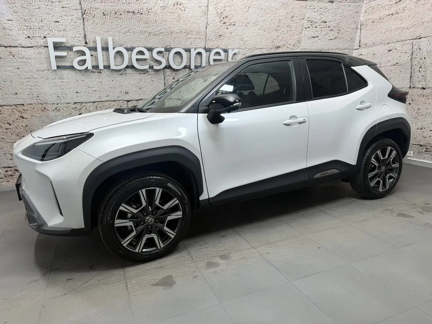 Toyota Yaris Cross 1,5 Hybrid AWD-i Style + Safety Paket Weiß - 2