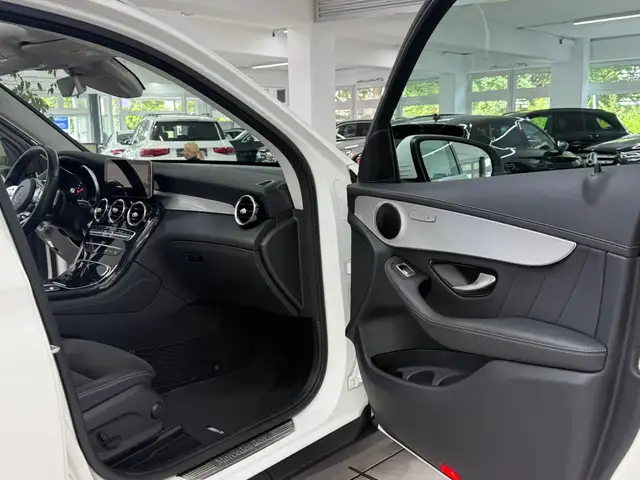 Mercedes-Benz GLC 200 view 9