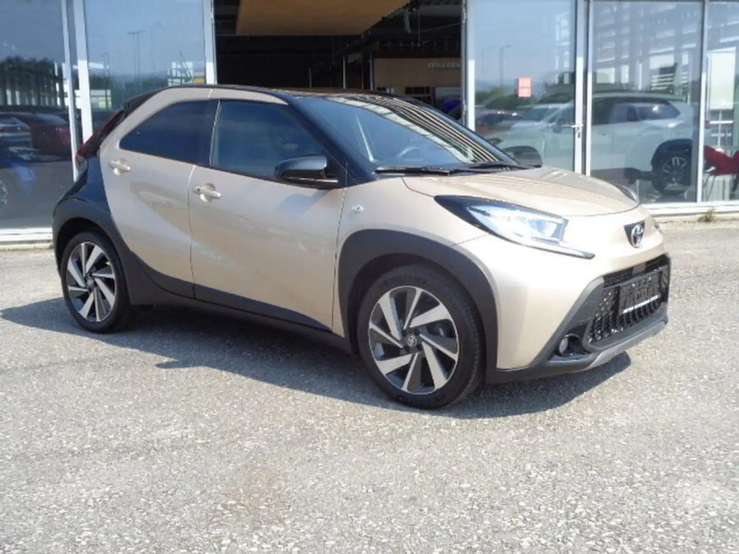 Toyota Aygo X Explore Automatik Beige - 2