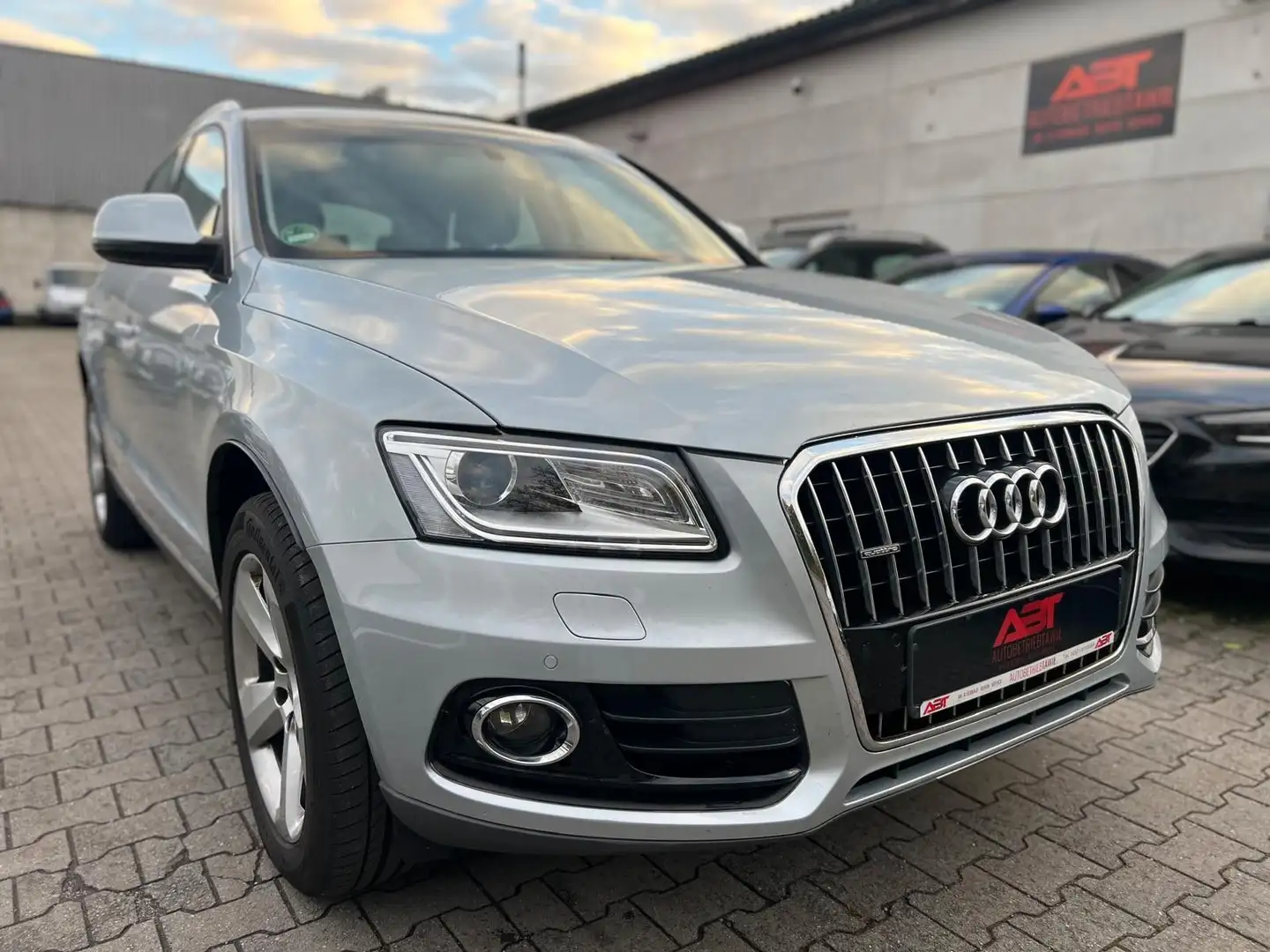Audi Q5 2.0 TDI Quattro, NAVI, Leder, PDC, AHK, Xenon Silber - 1
