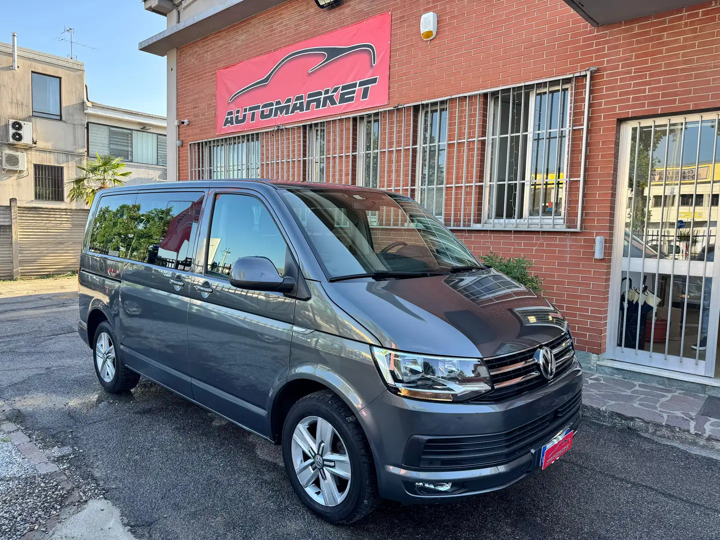Volkswagen T6 Caravelle 2.0 tdi 150cv DSG 9 posti Highline Grigio - 1