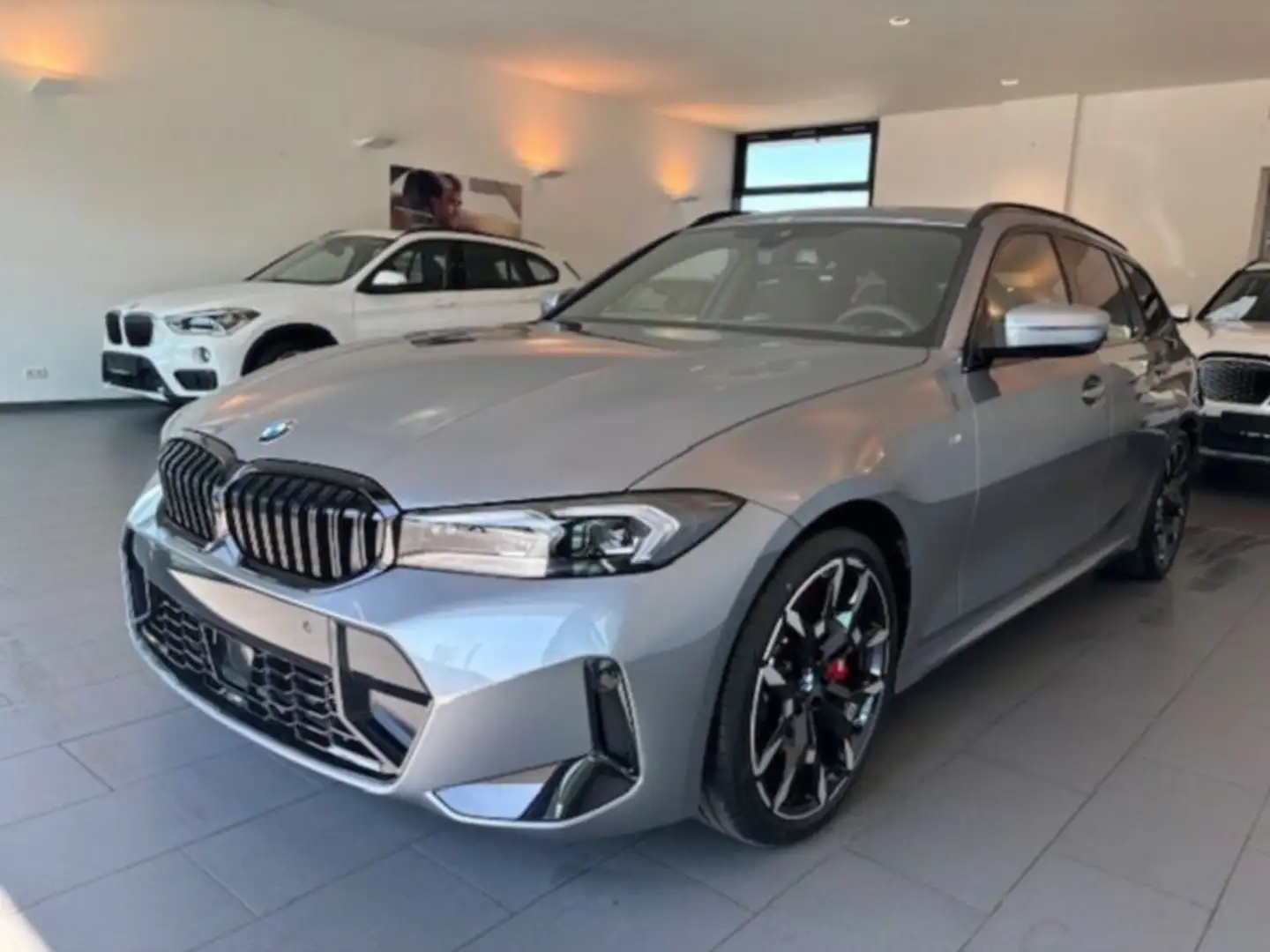 BMW 330 d xDrive Touring M Sportpaket Grau - 2