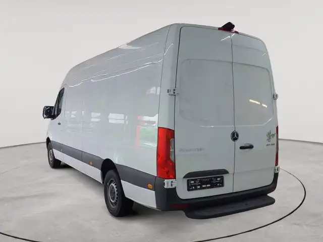 Mercedes-Benz Sprinter view 2