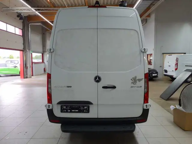Mercedes-Benz Sprinter view 5