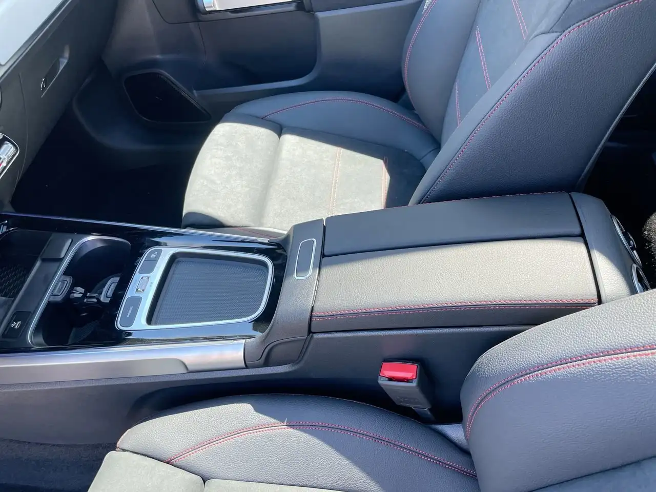 Mercedes-Benz GLB photo Mercedes-Benz GLB