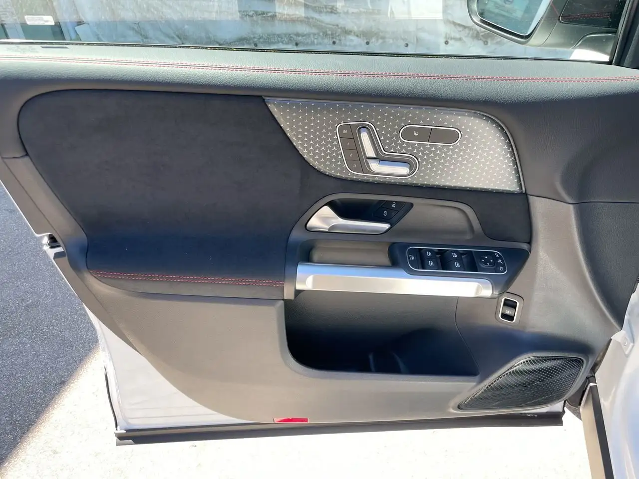 Mercedes-Benz GLB photo Mercedes-Benz GLB