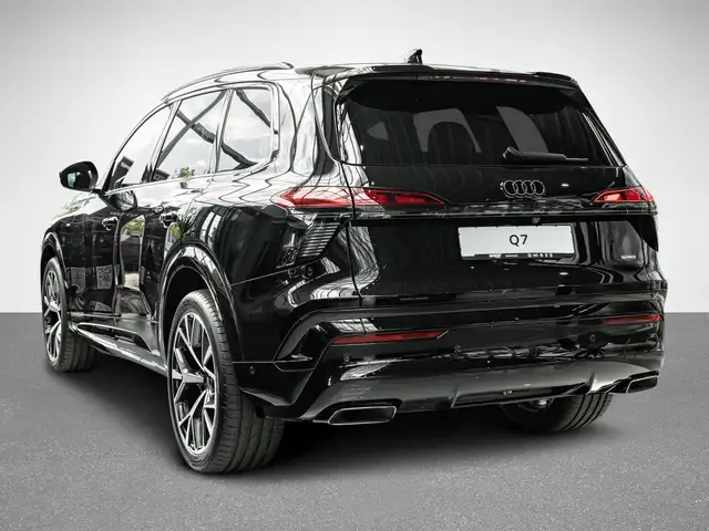 Audi Q7 view 4